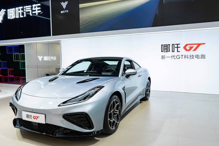 重庆187哪吒汽车在智能汽车领域的表现，领途汽车在新能源汽车市场中的影响力